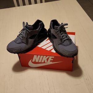 Nike Hurrache Size 7Y or 8.5W